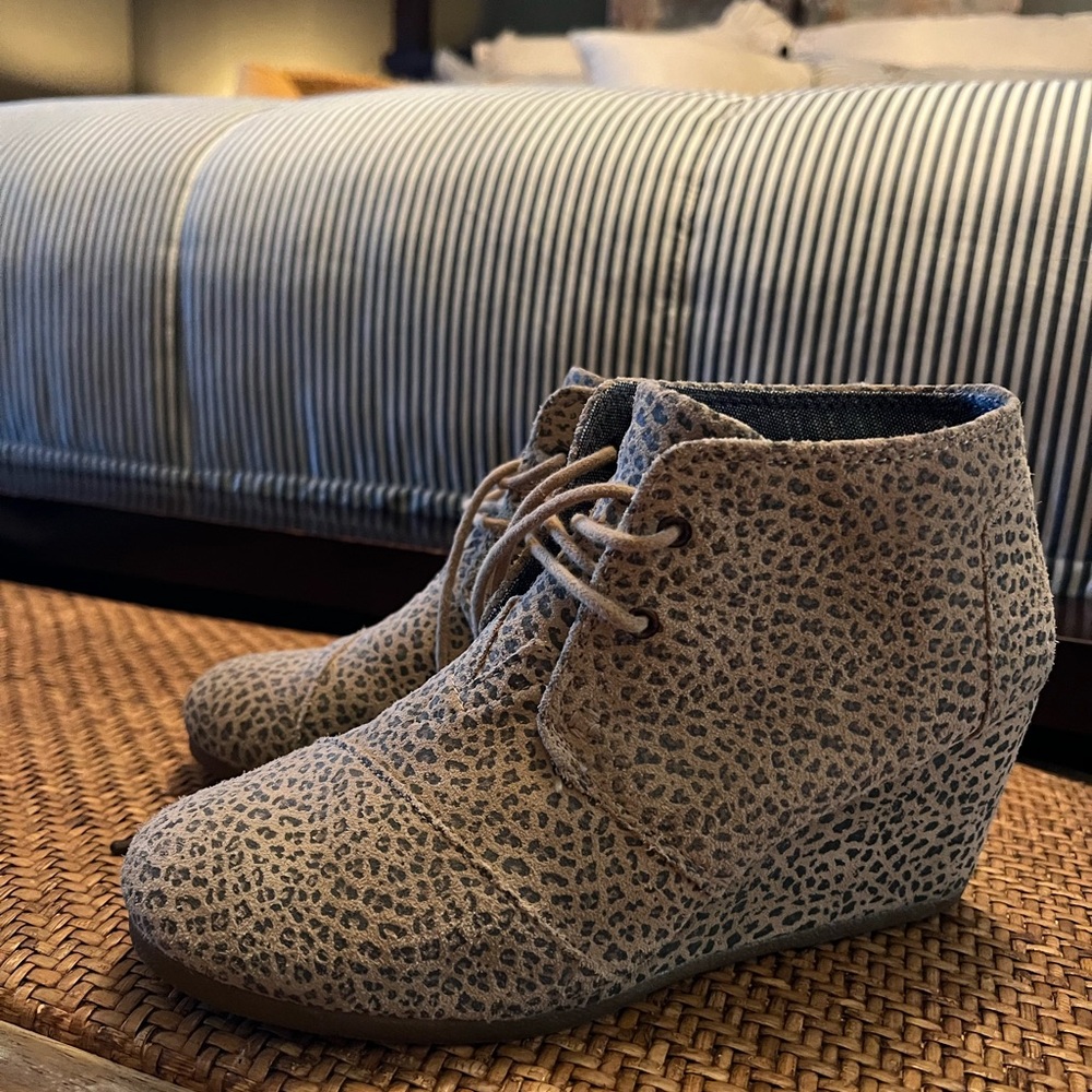 Toms Tan Wedge Ankle Boots with Lace-Up Design Size 8